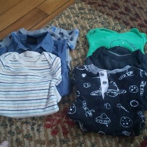 6 long sleeve onsies 0-3 months